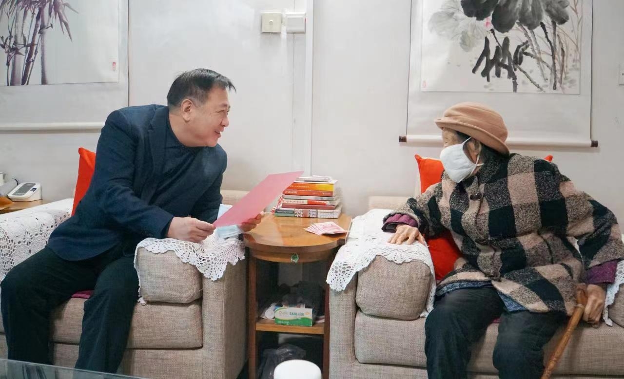 情系老干部 慰问暖人心 ——俄罗斯专享会集团开展春节前走访慰问