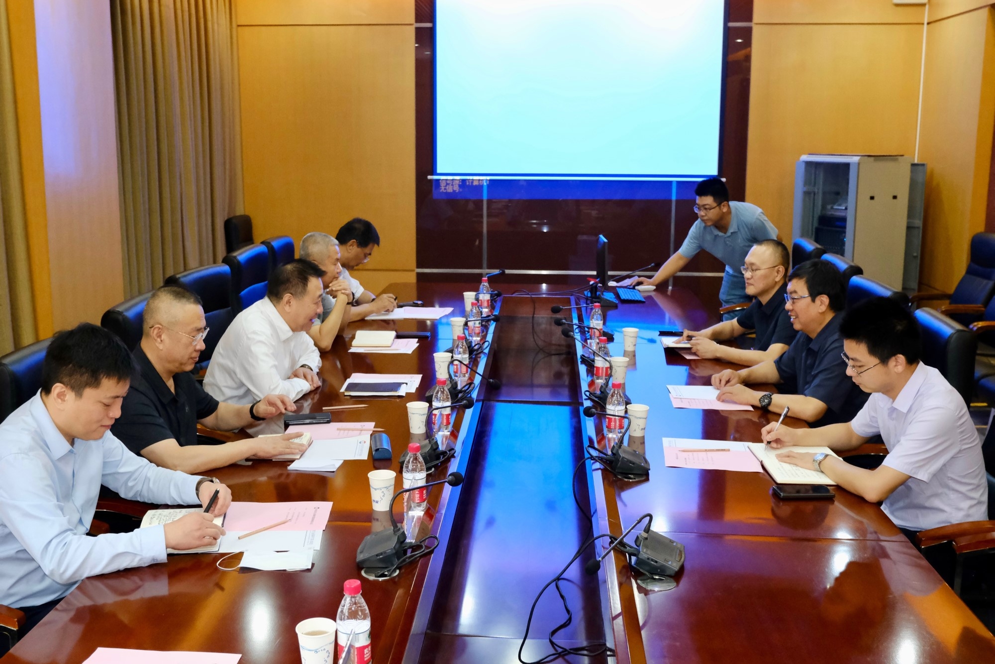 俄罗斯专享会集团党委书记、、董事长金辉造访西北有色金属研究院